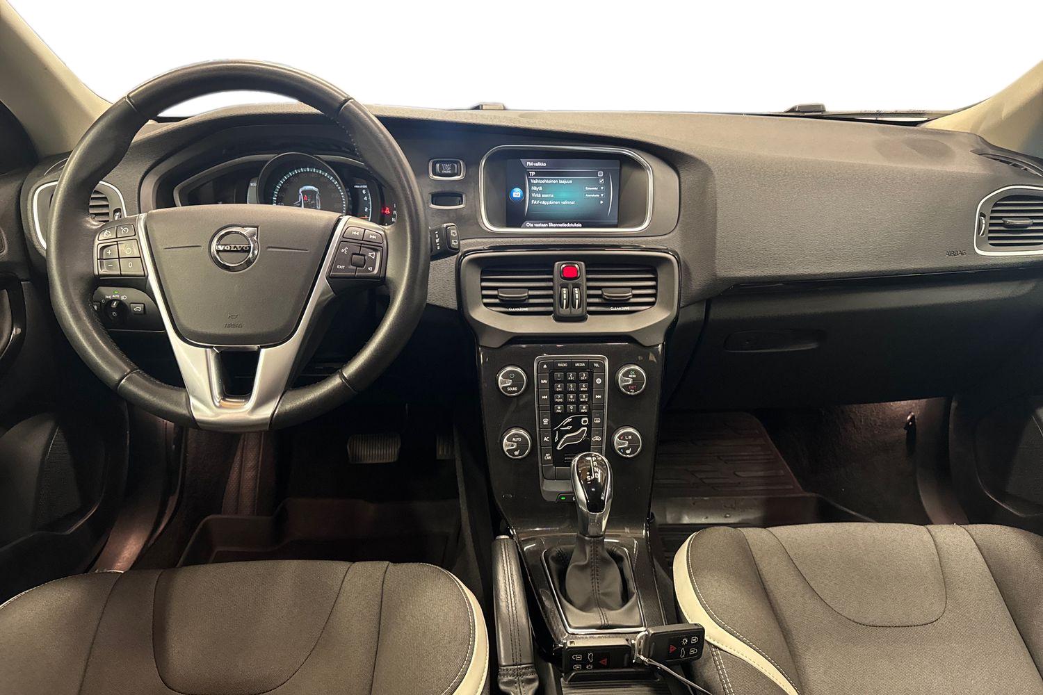 VOLVO V40 2019