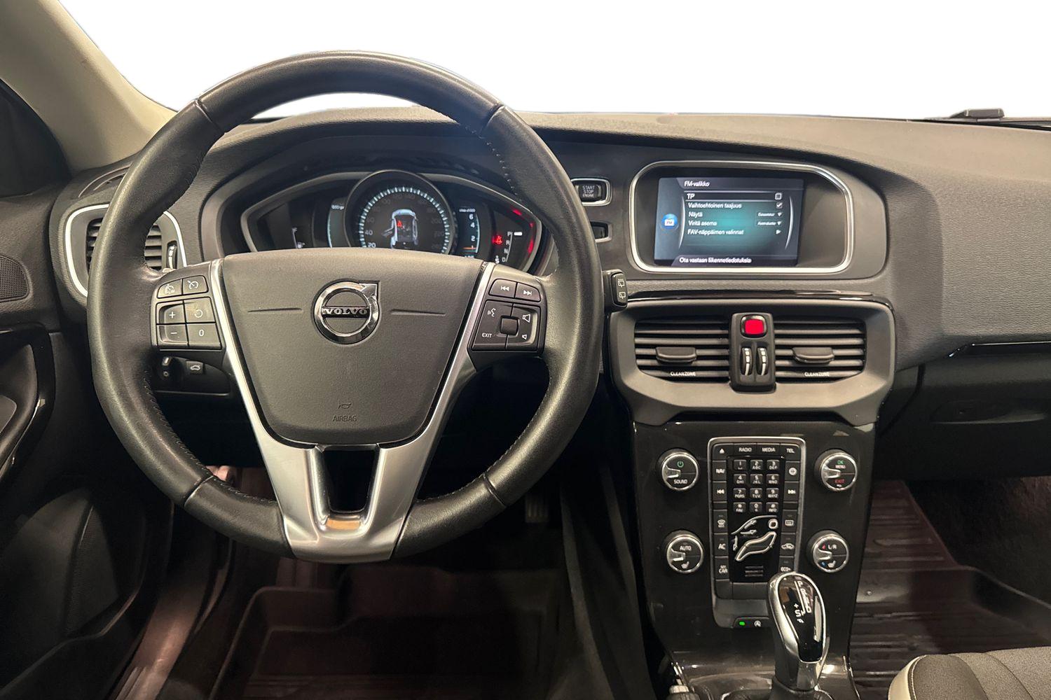 VOLVO V40 2019