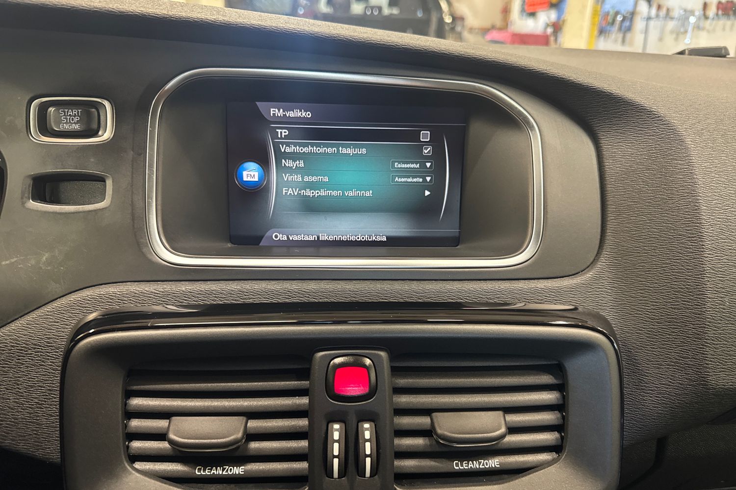 VOLVO V40 2019