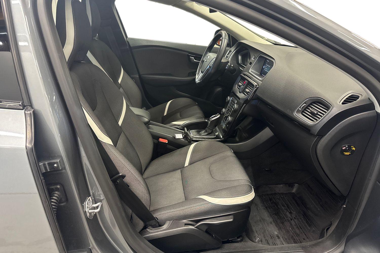 VOLVO V40 2019
