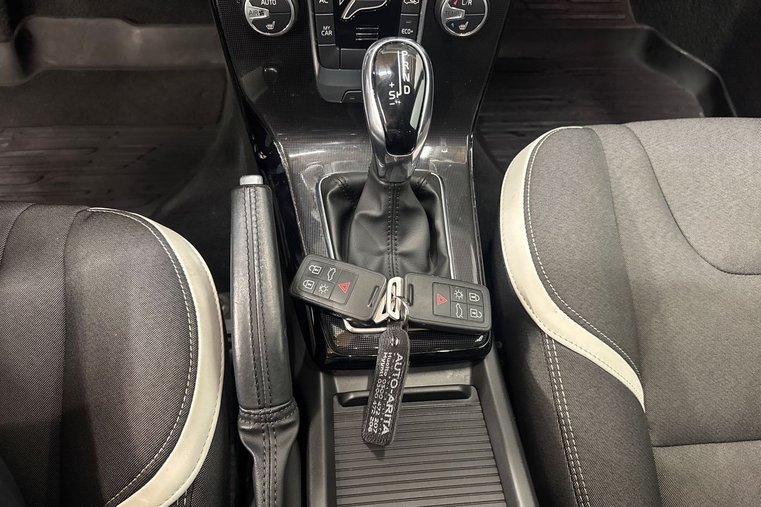 VOLVO V40 2019