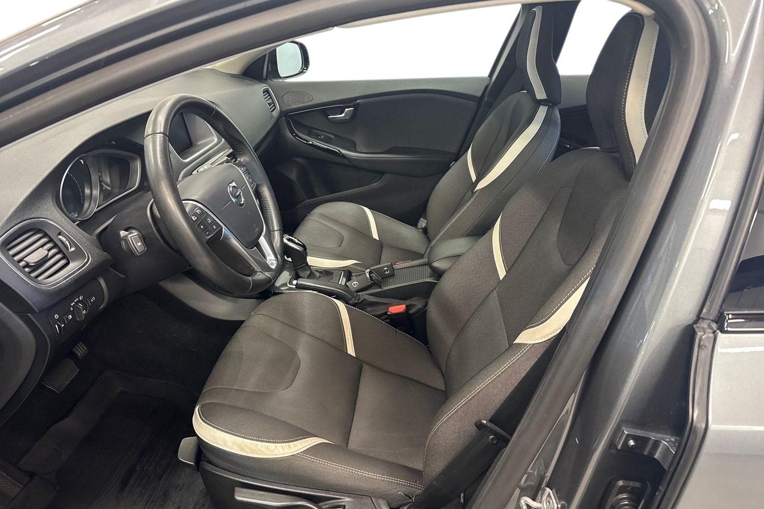 VOLVO V40 2019