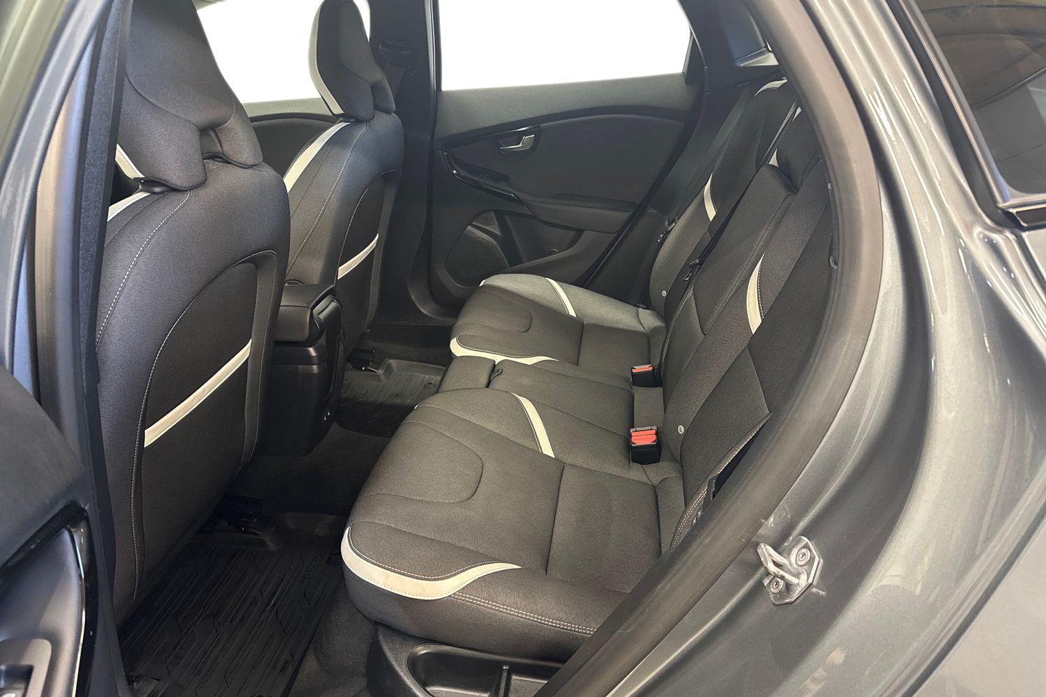 VOLVO V40 2019