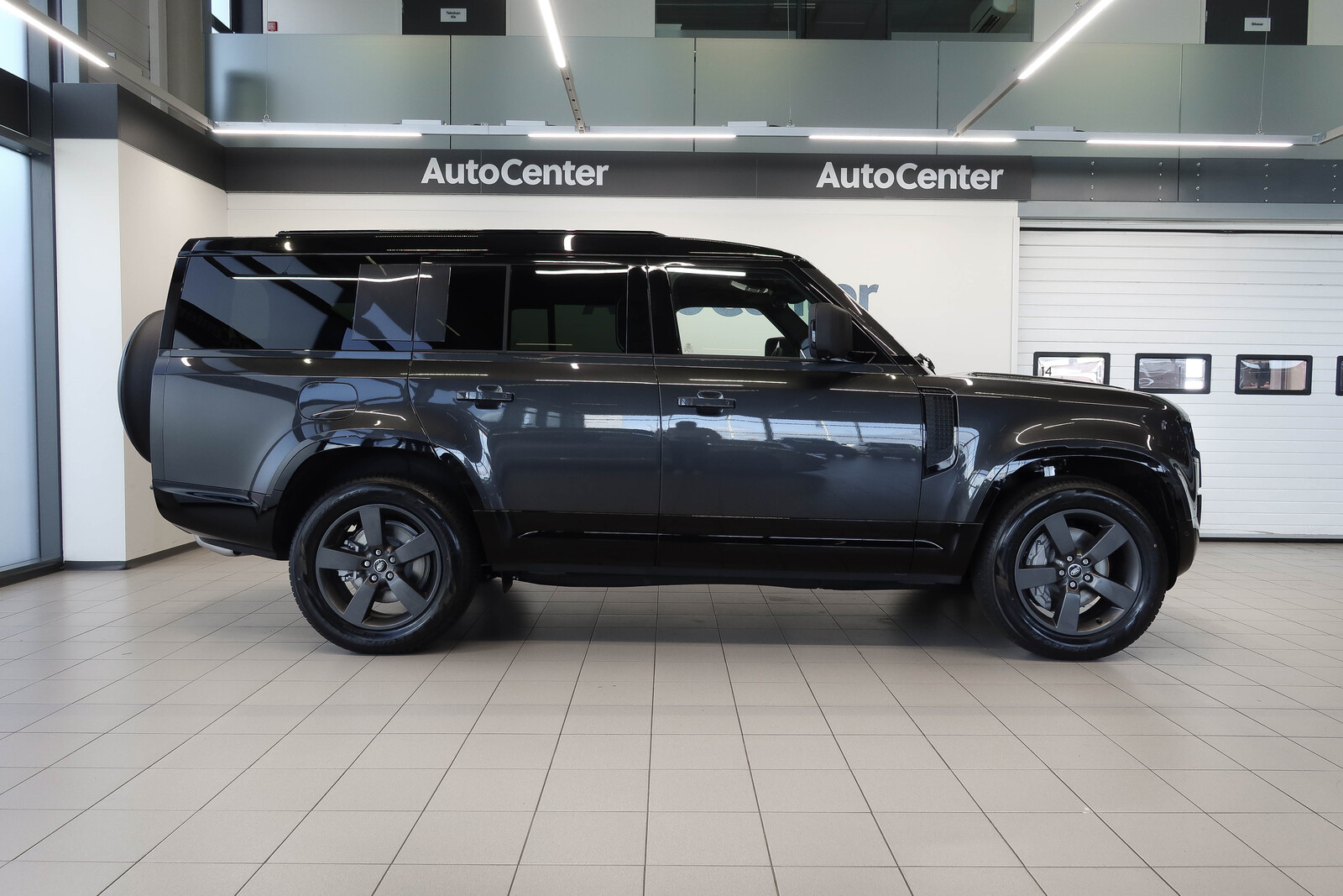 Land Rover Defender 2025