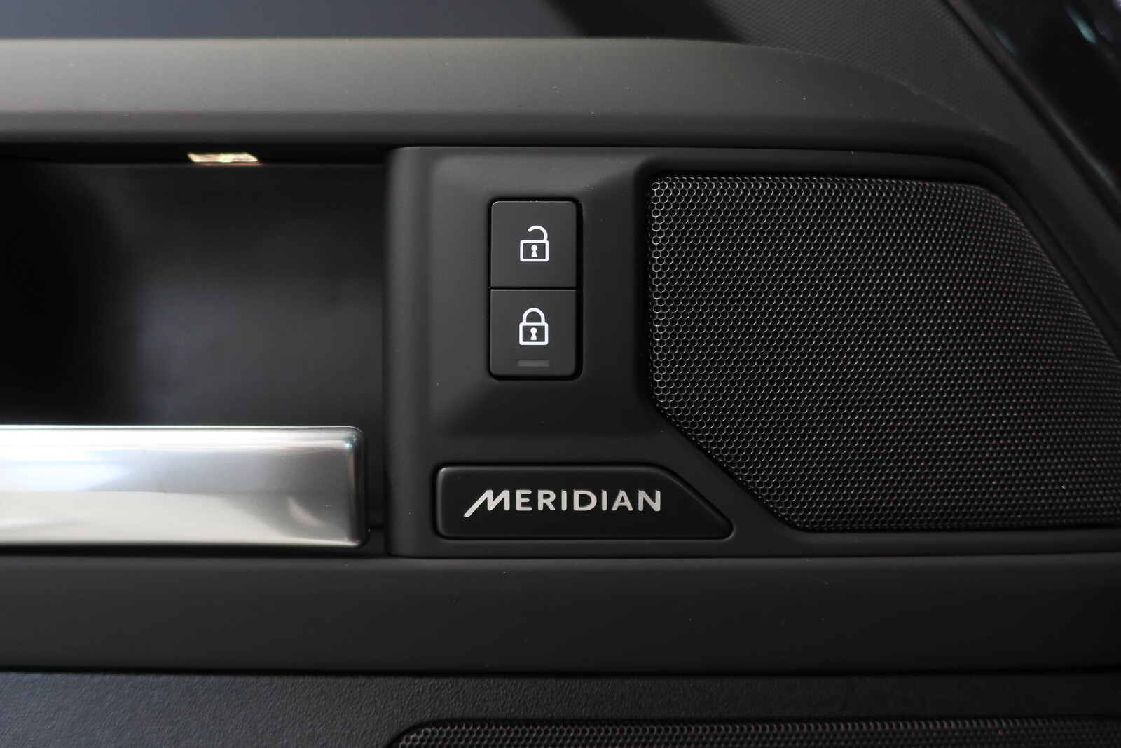 Land Rover Defender 2025