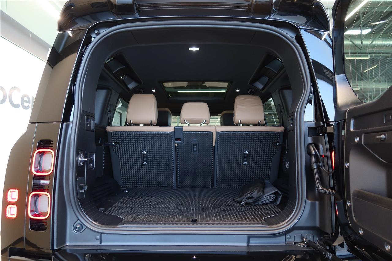 Land Rover Defender 2025