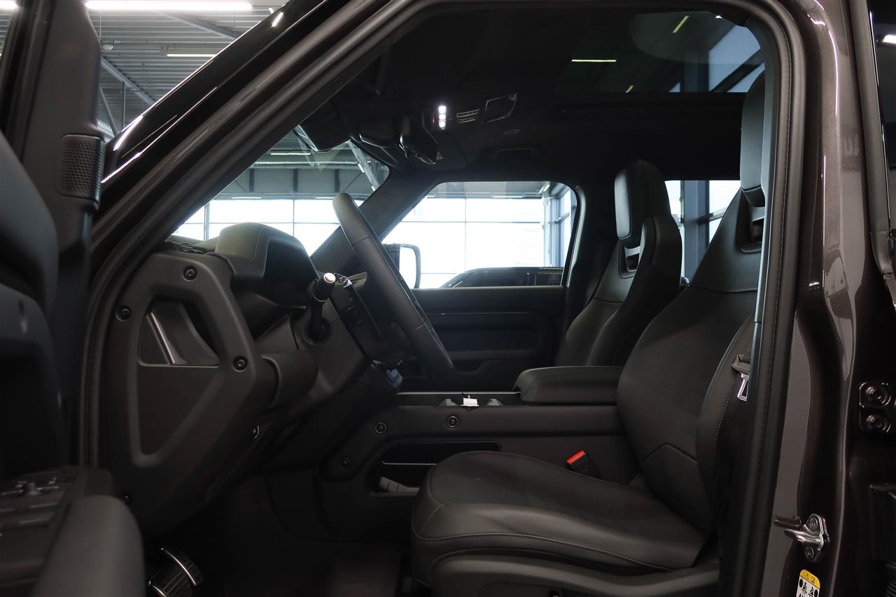 Land Rover Defender 2026