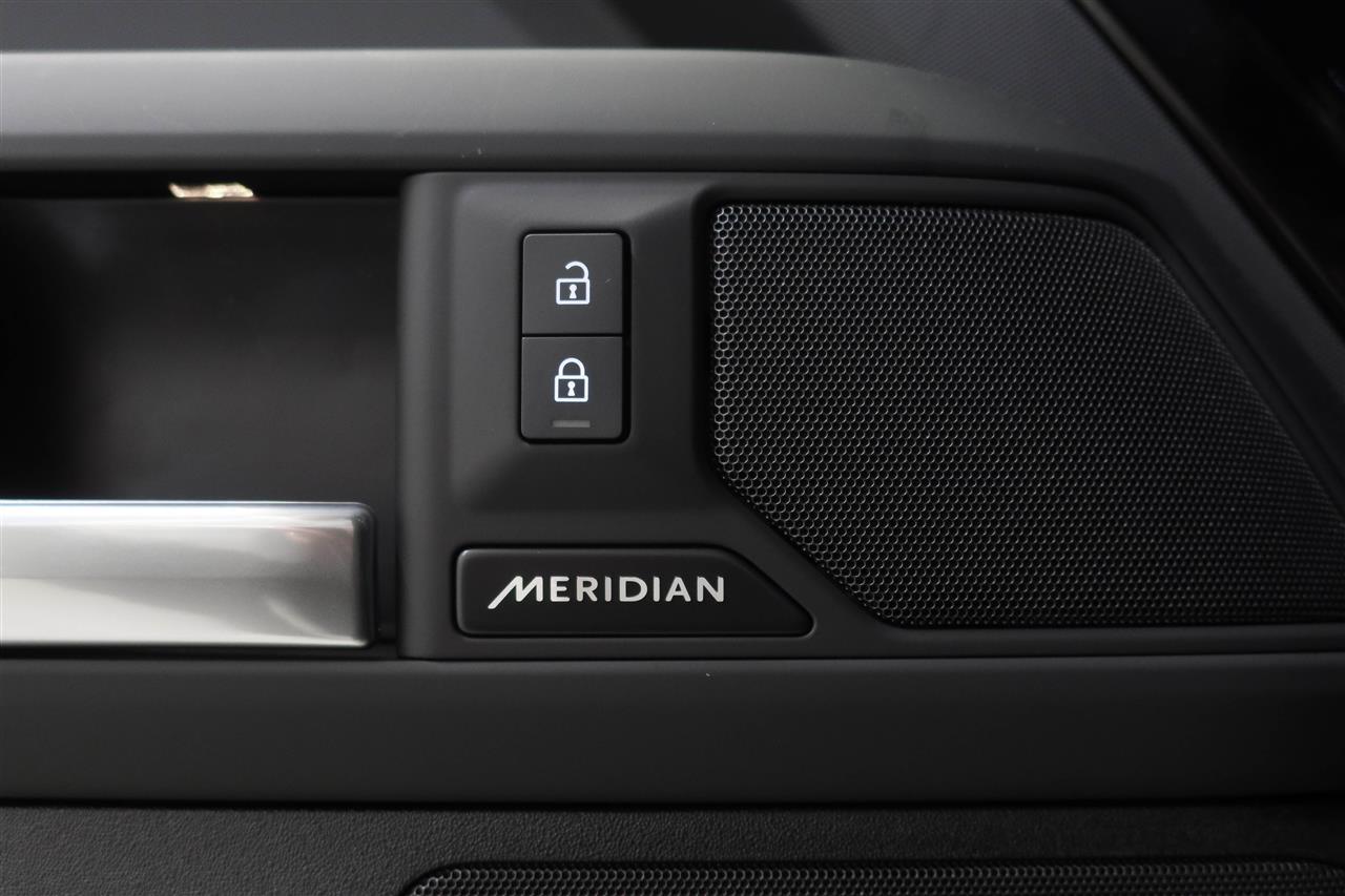 Land Rover Defender 2025