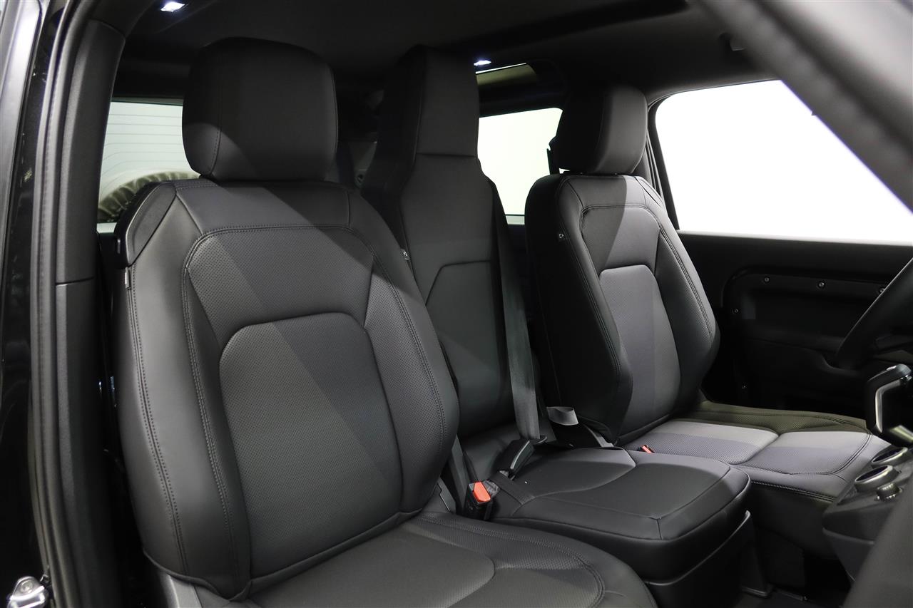 Land Rover Defender 2025