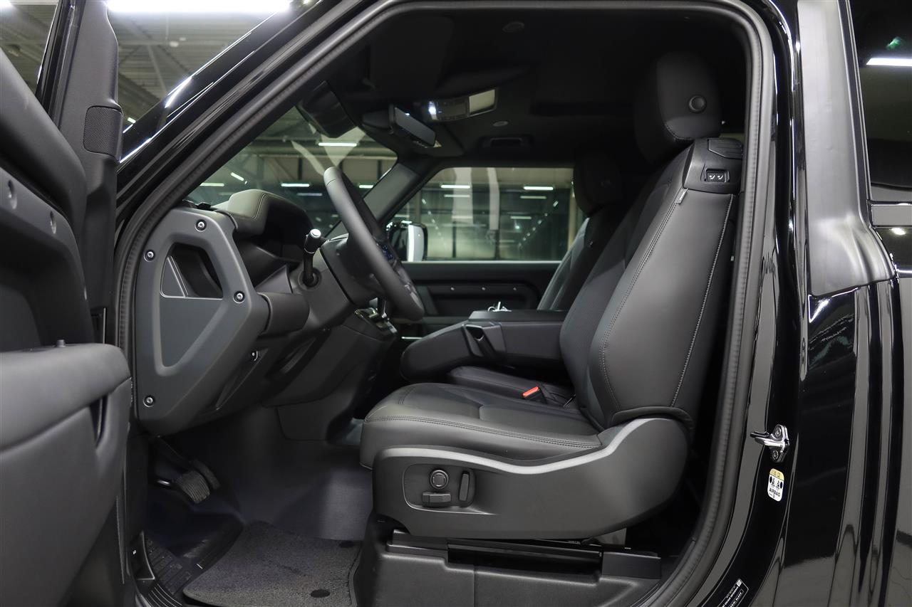 Land Rover Defender 2025