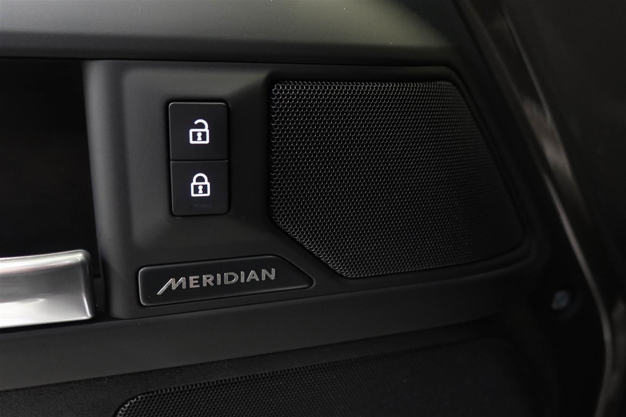 Land Rover Defender 2026