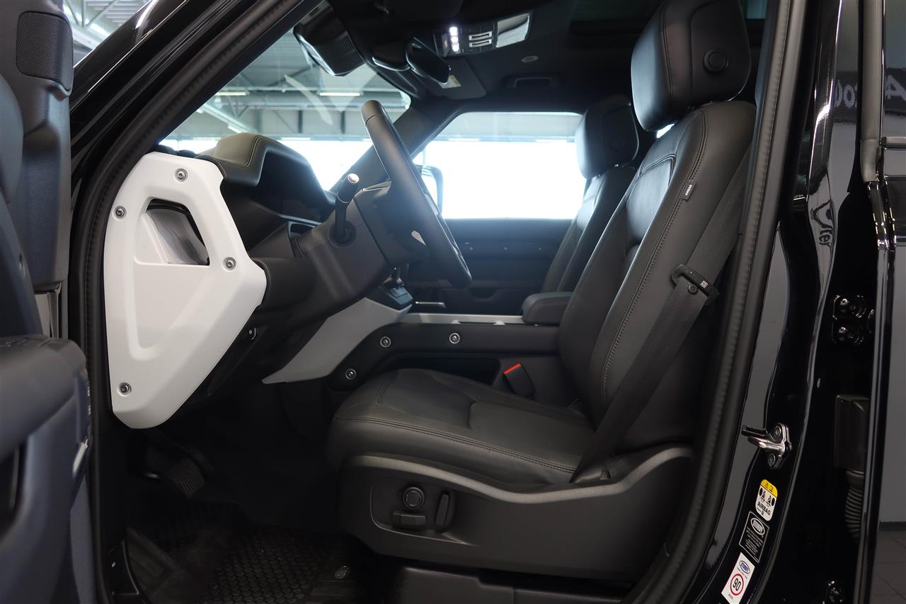 Land Rover Defender 2025