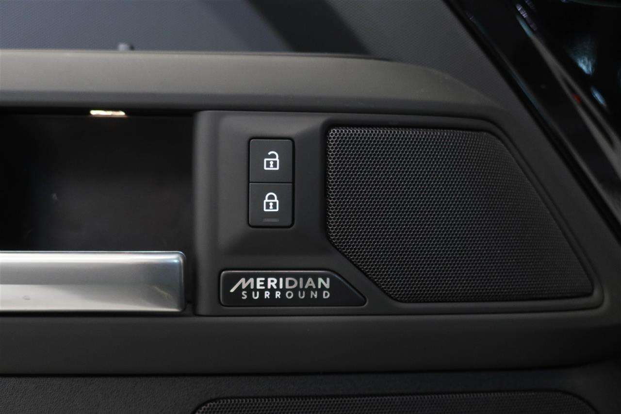 Land Rover Defender 2025