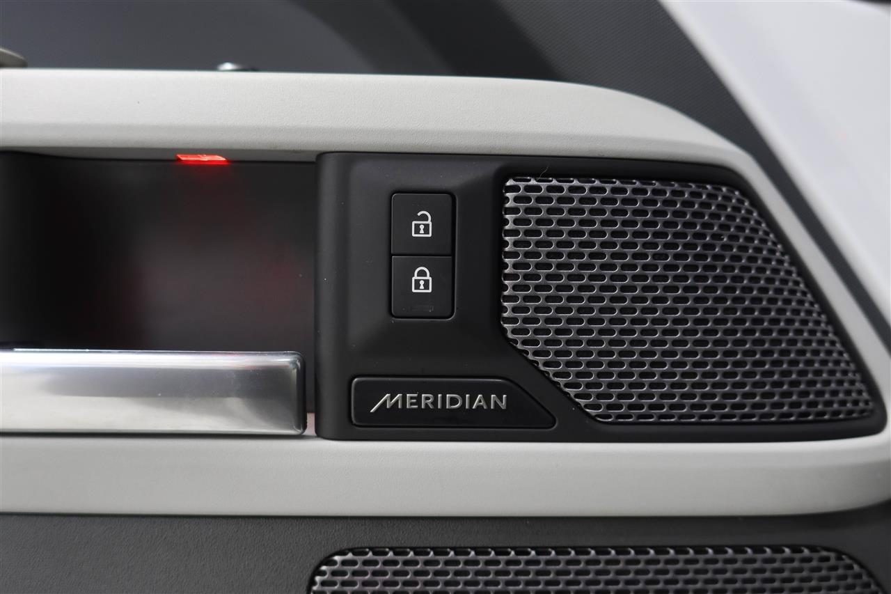 Land Rover Defender 2023