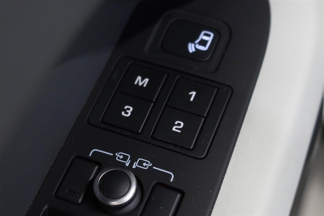 Land Rover Defender 2023