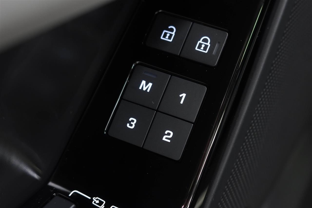 Land Rover Range Rover Velar 2026