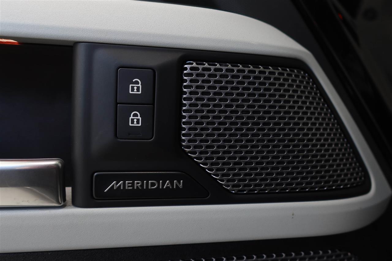 Land Rover Defender 2022