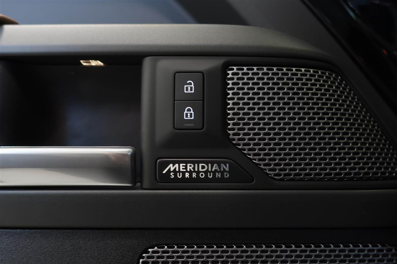 Land Rover Defender 2024