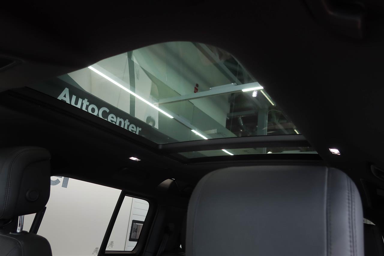 Land Rover Defender 2024