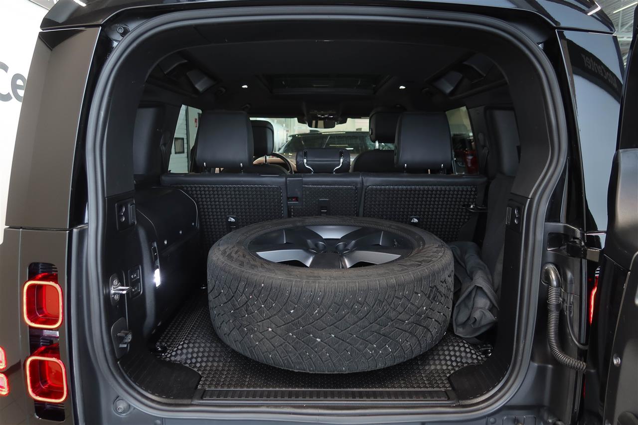 Land Rover Defender 2024