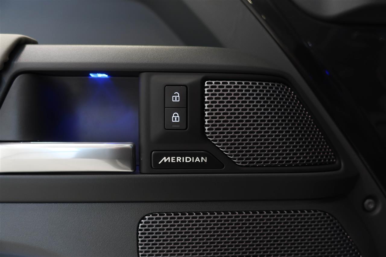 Land Rover Defender 2024