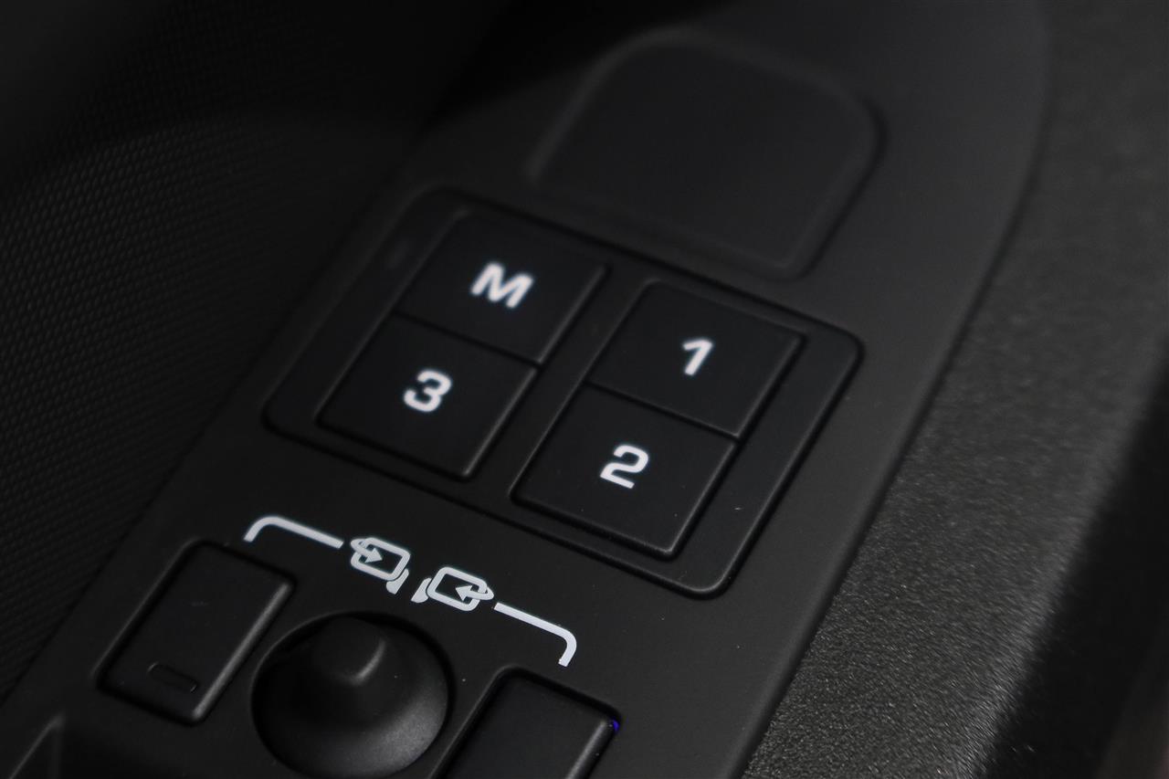 Land Rover Defender 2025