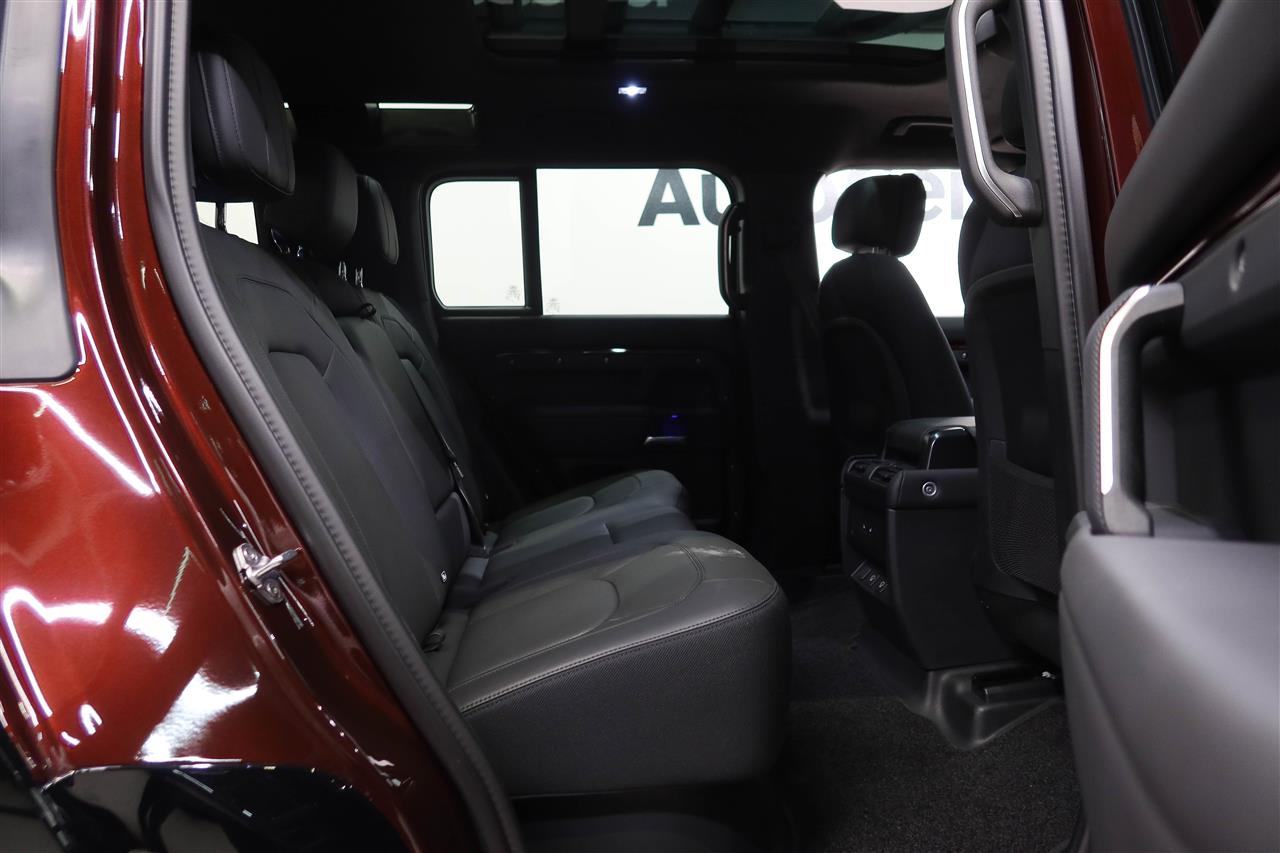 Land Rover Defender 2025