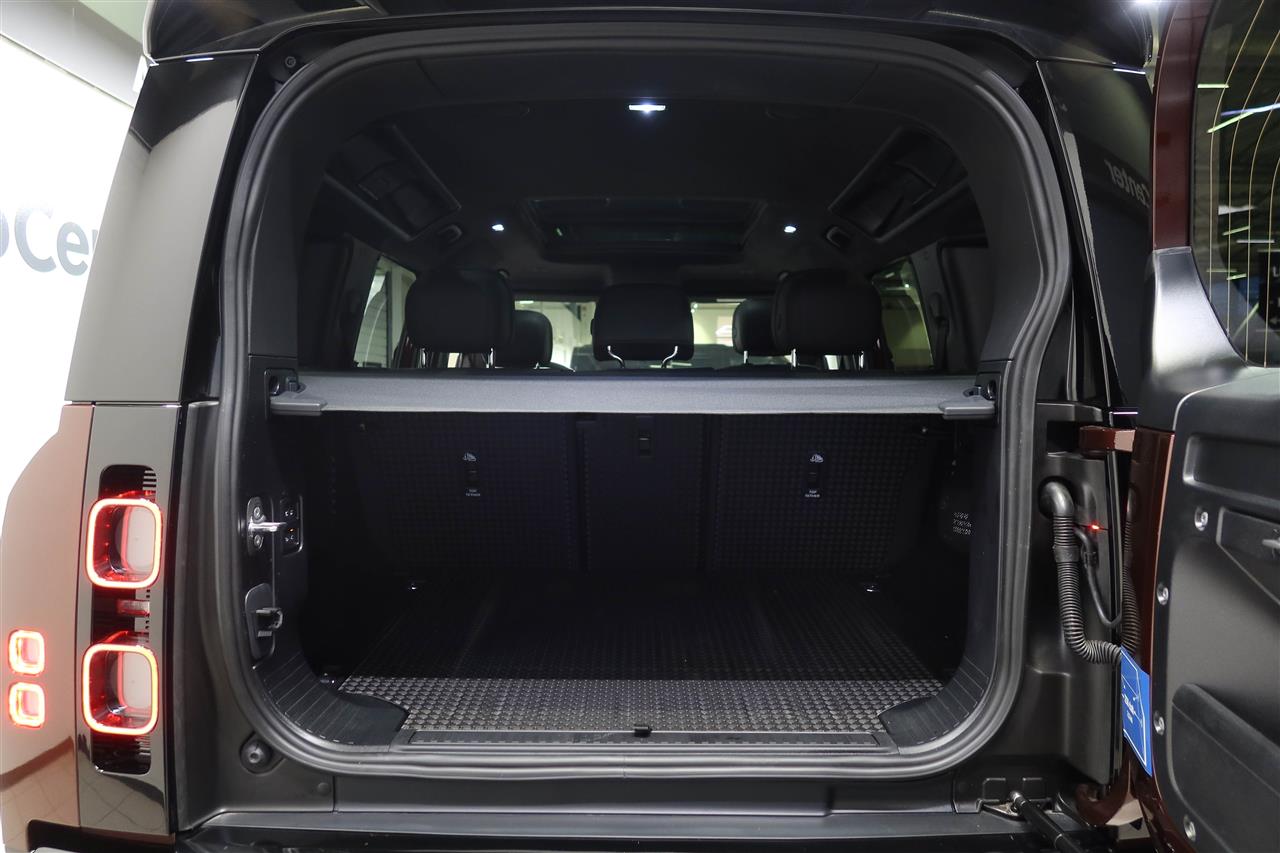 Land Rover Defender 2025