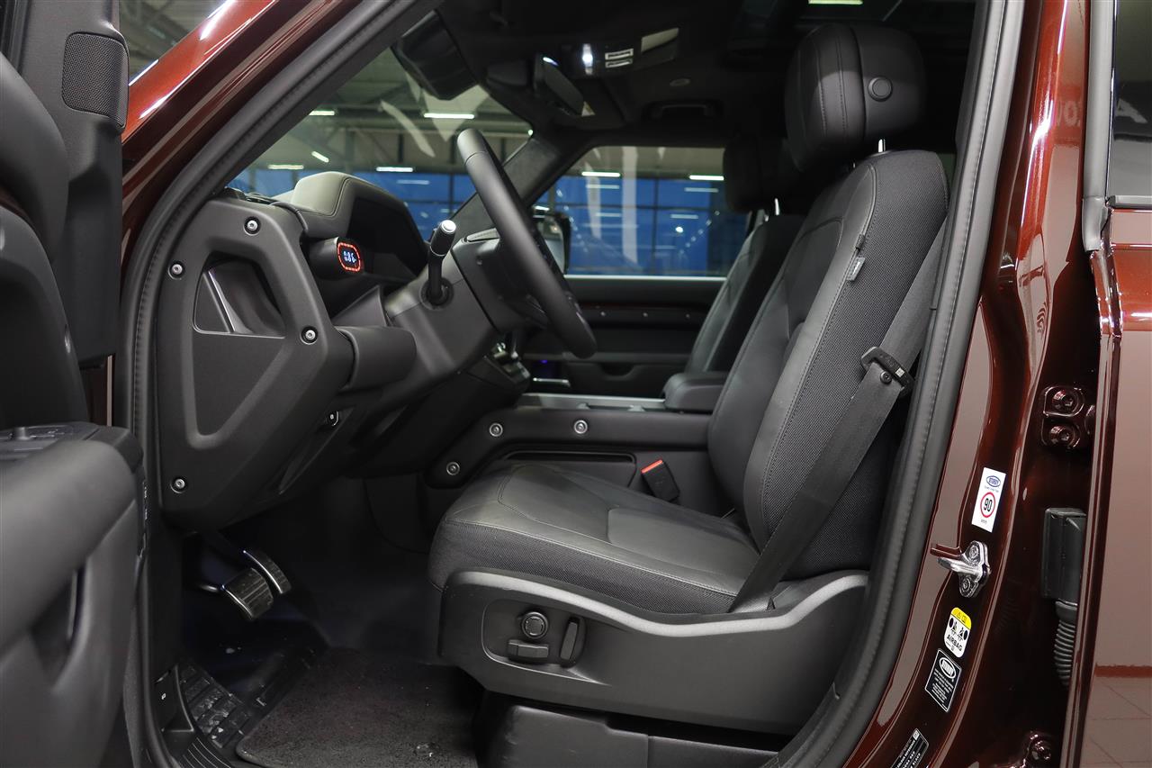Land Rover Defender 2025