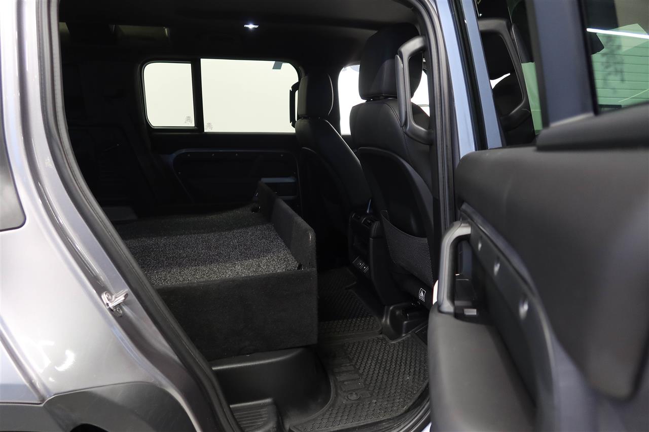 Land Rover Defender 2024