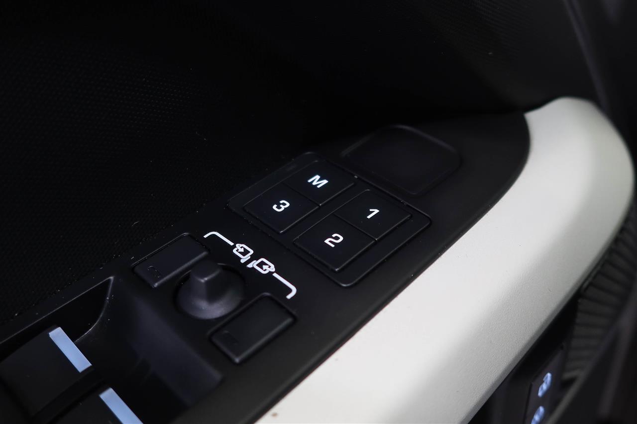 Land Rover Defender 2024