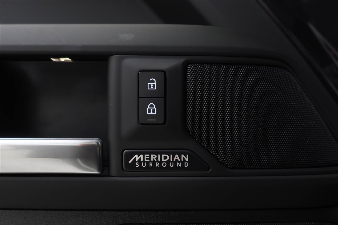 Land Rover Defender 2025