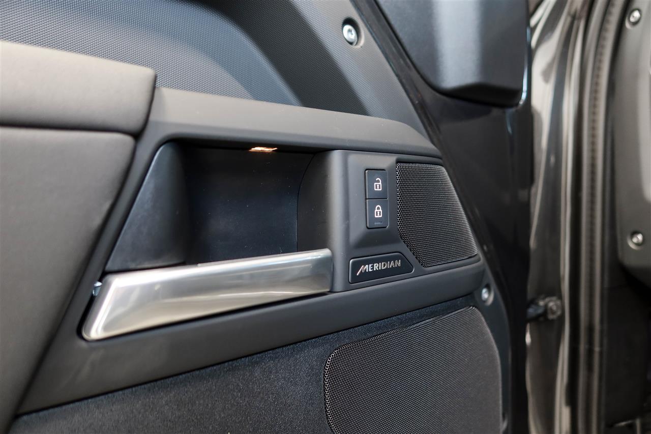 Land Rover Defender 2025