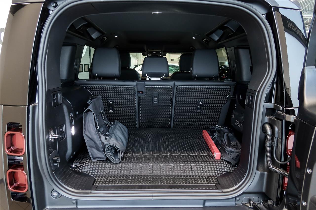 Land Rover Defender 2025