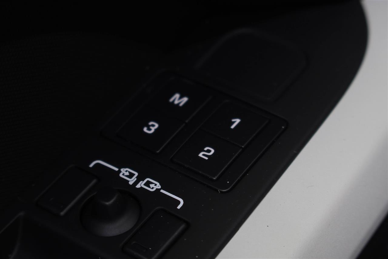 Land Rover Defender 2024