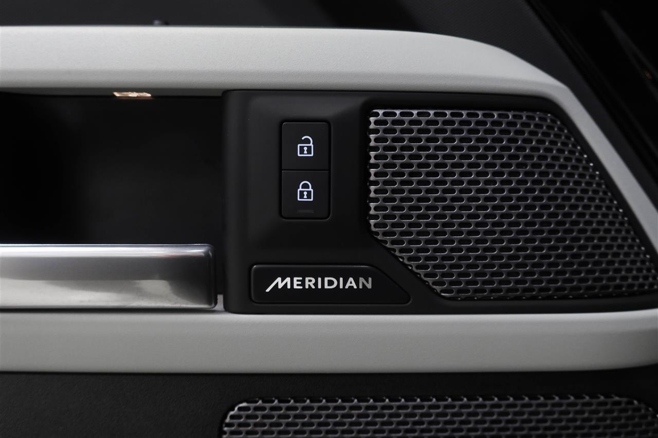 Land Rover Defender 2024