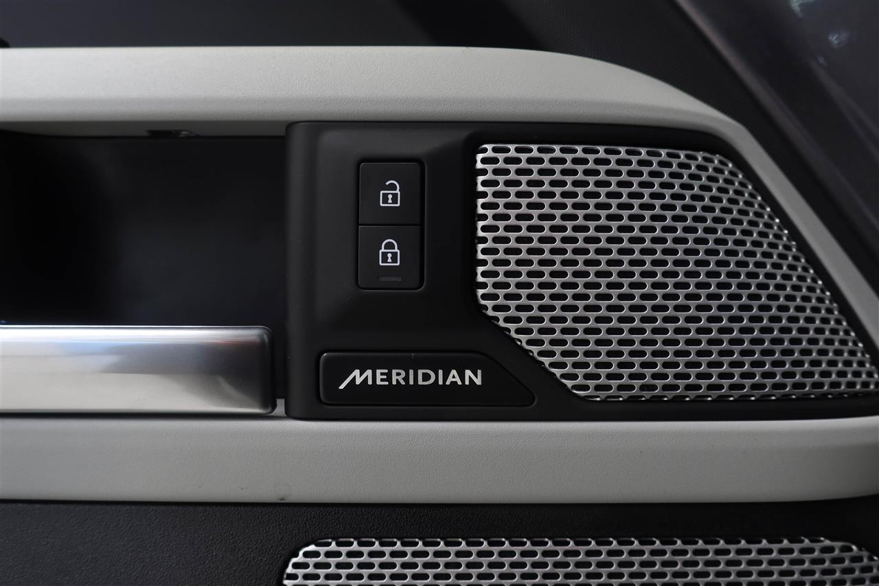 Land Rover Defender 2024