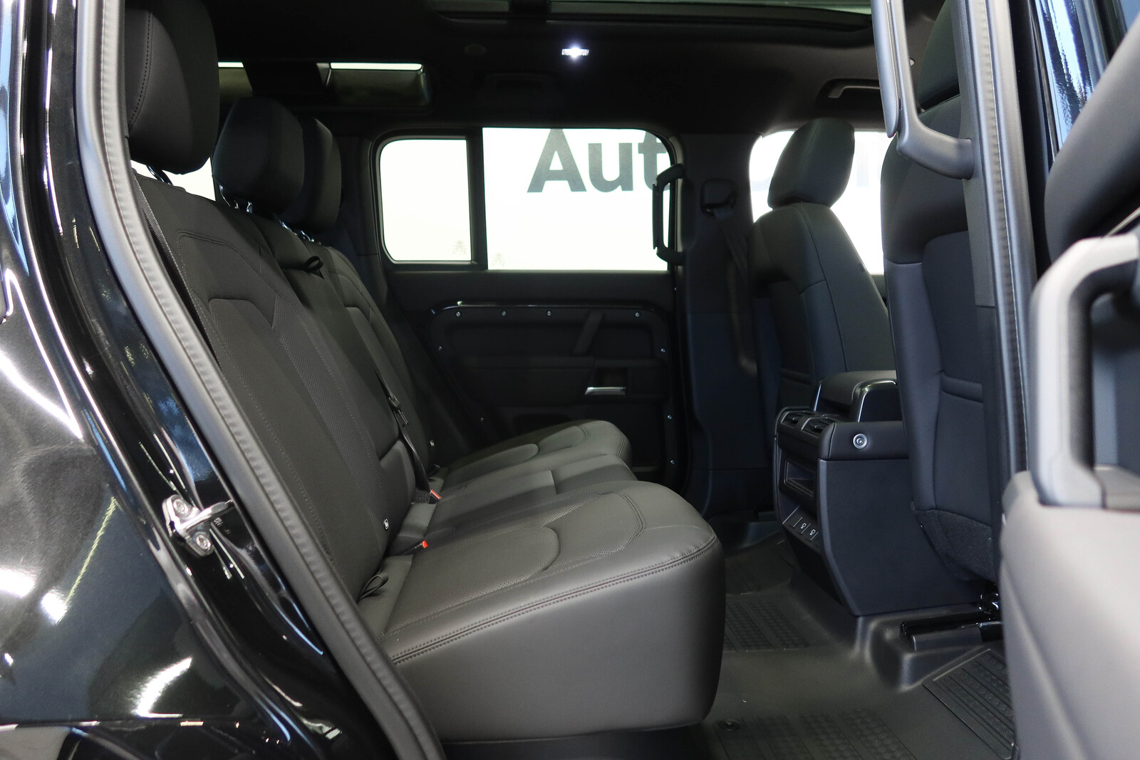 Land Rover Defender 2025