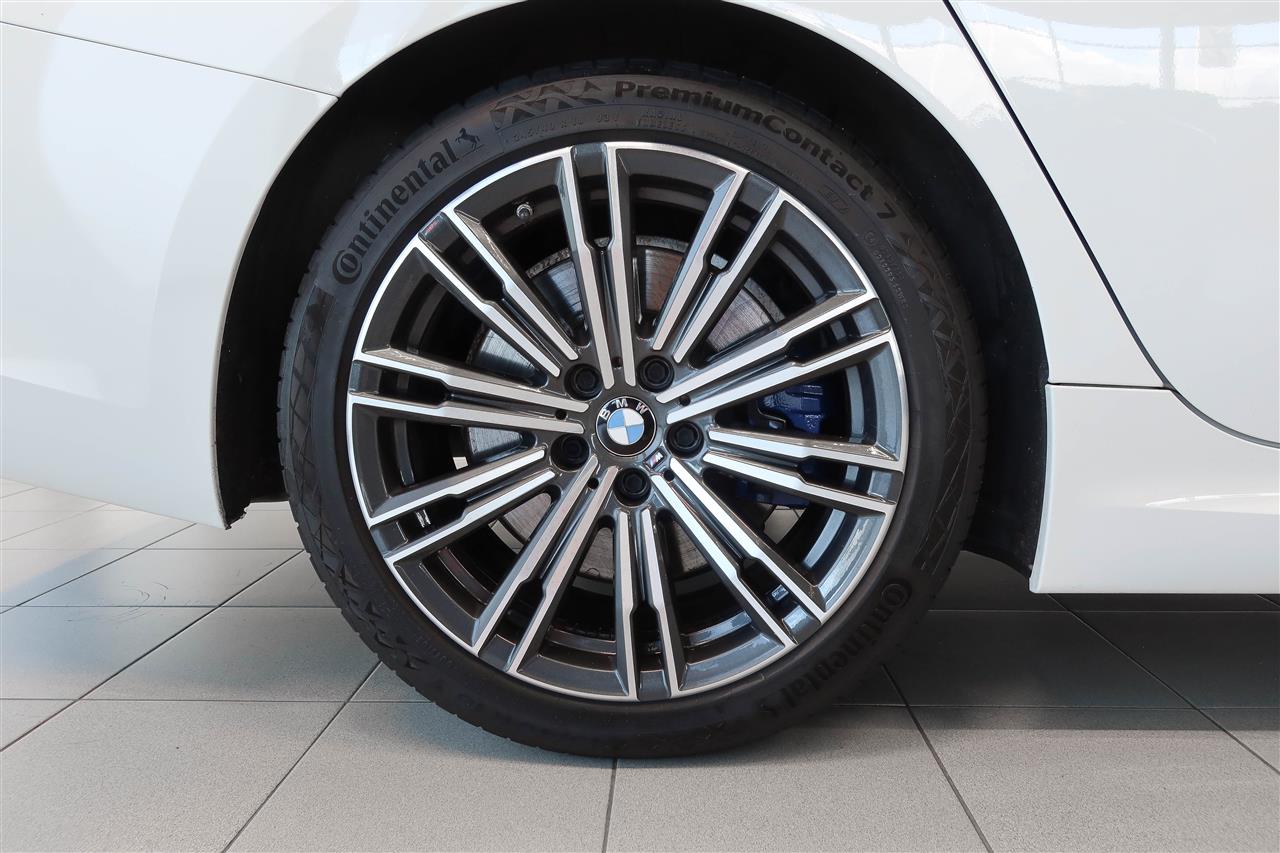 BMW 330 2019