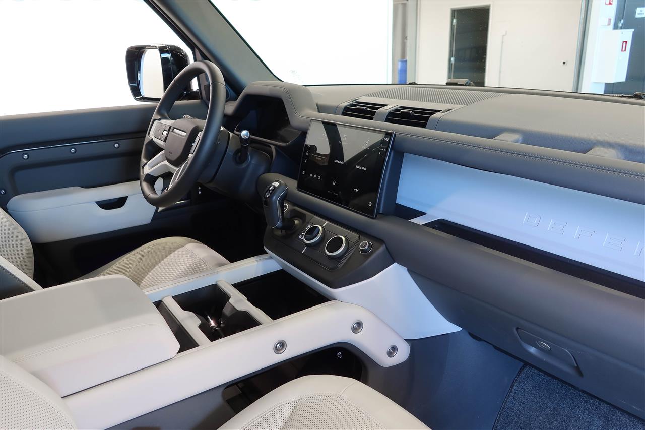 Land Rover Defender 2025
