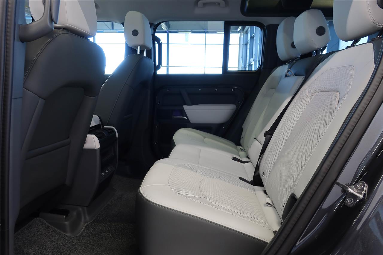 Land Rover Defender 2025