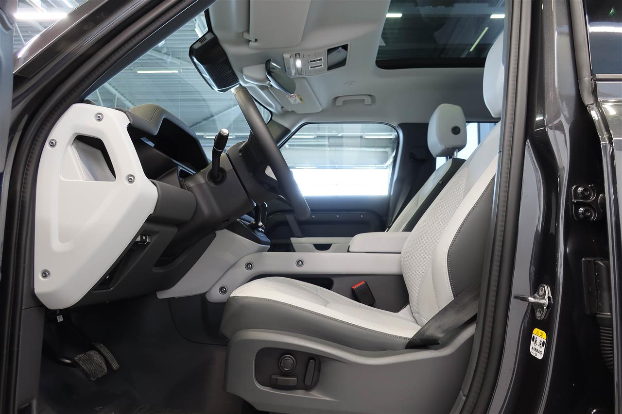 Land Rover Defender 2025