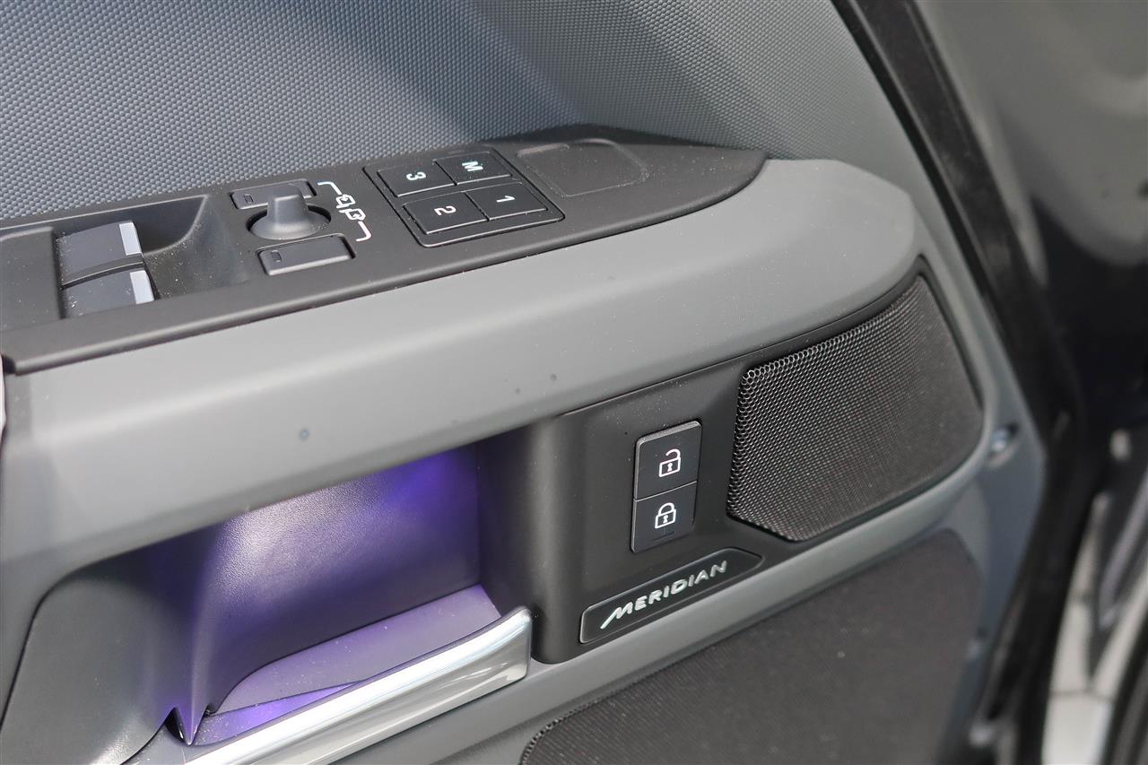Land Rover Defender 2025
