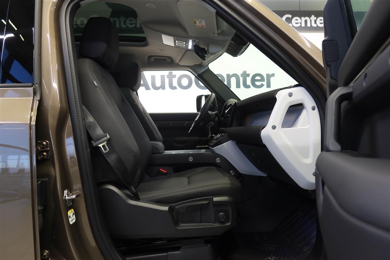 Land Rover Defender 2025
