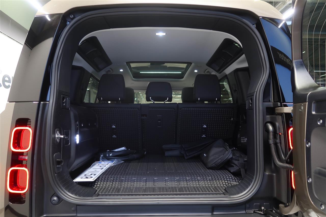 Land Rover Defender 2025