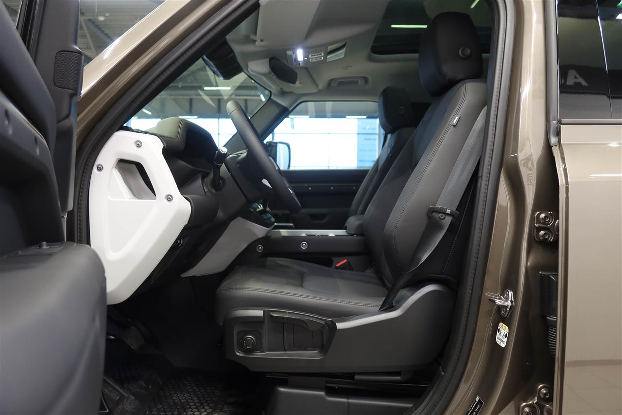 Land Rover Defender 2025