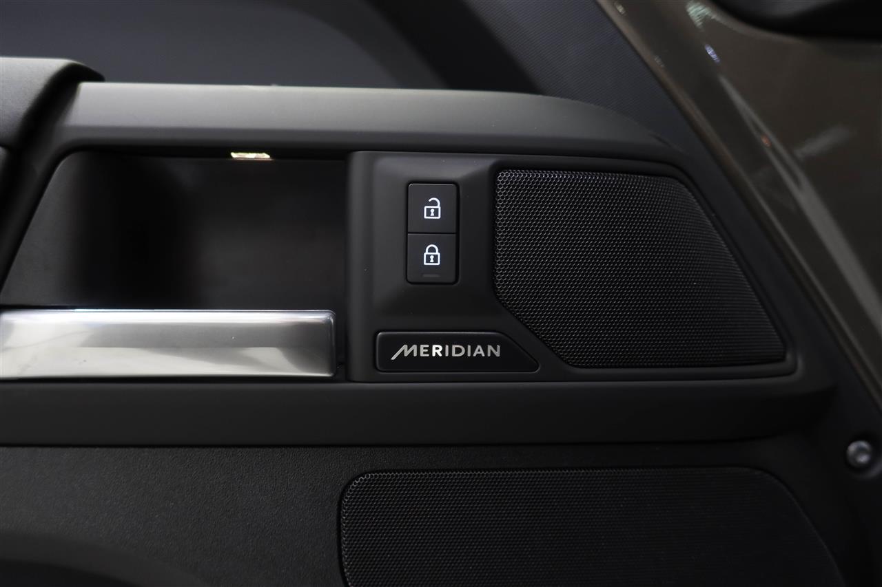 Land Rover Defender 2025