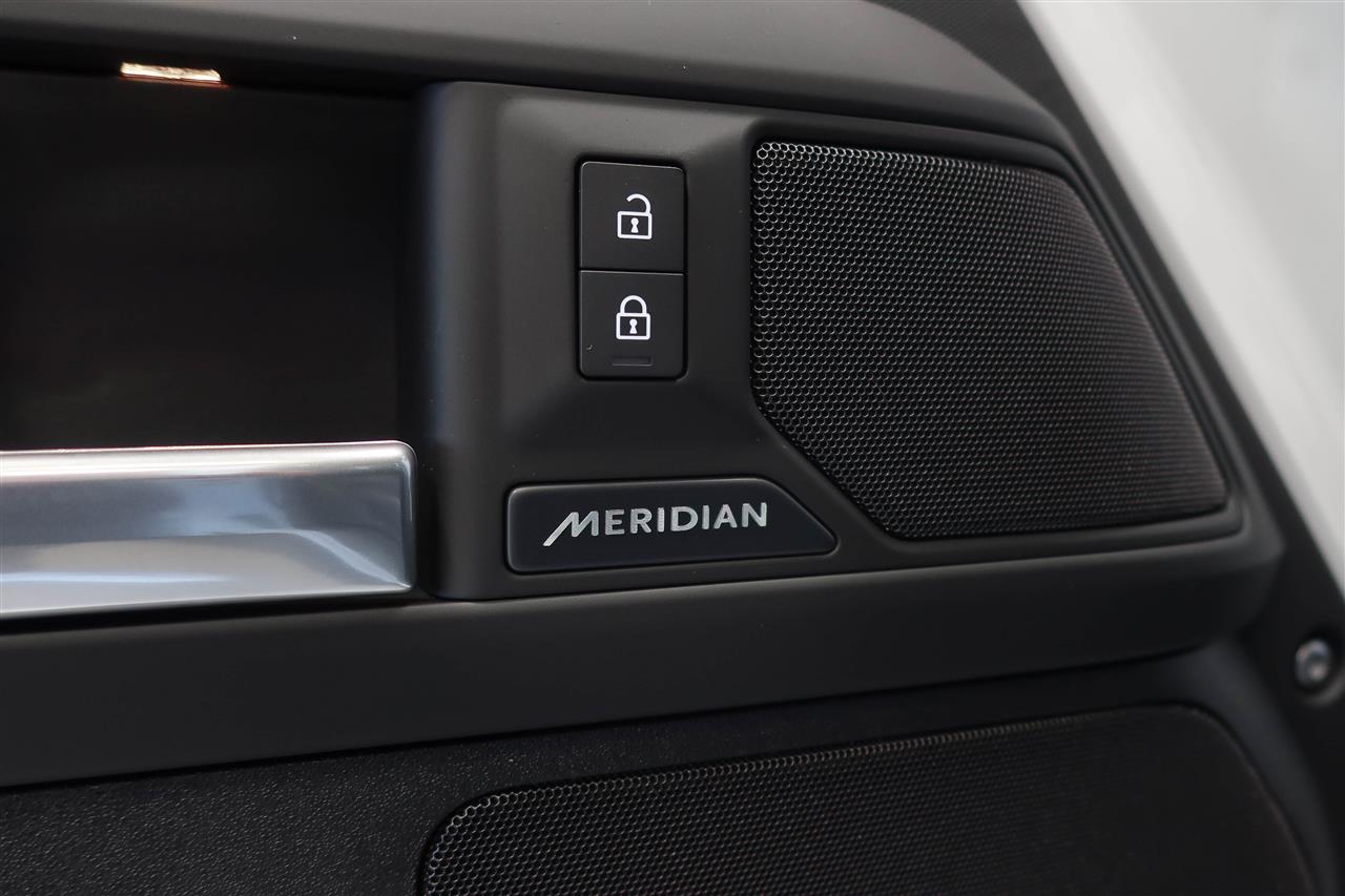 Land Rover Defender 2025
