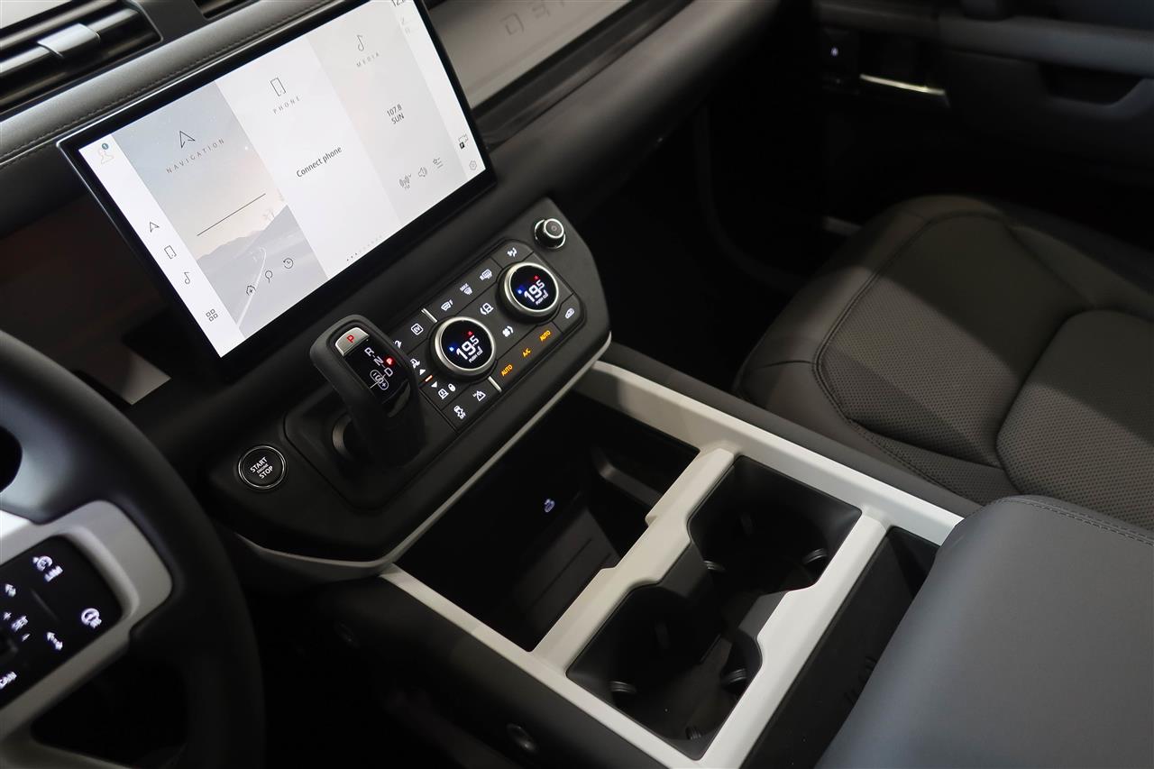 Land Rover Defender 2025