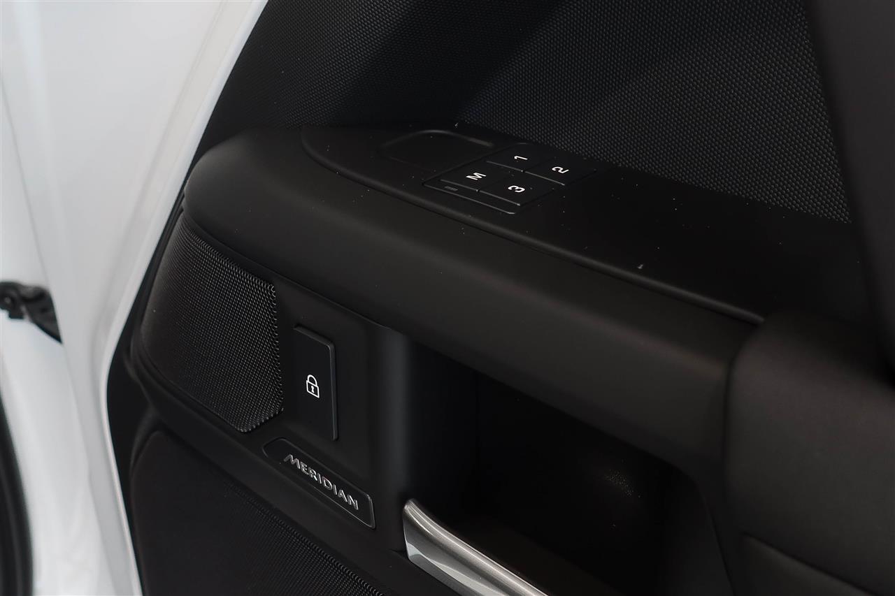 Land Rover Defender 2025